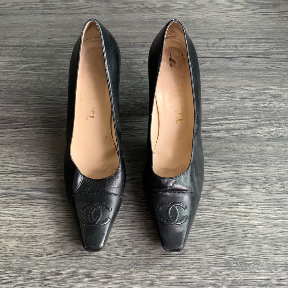 Vintage Chanel. Good condition. One bottom heel needs replaced. Can still wear🖤